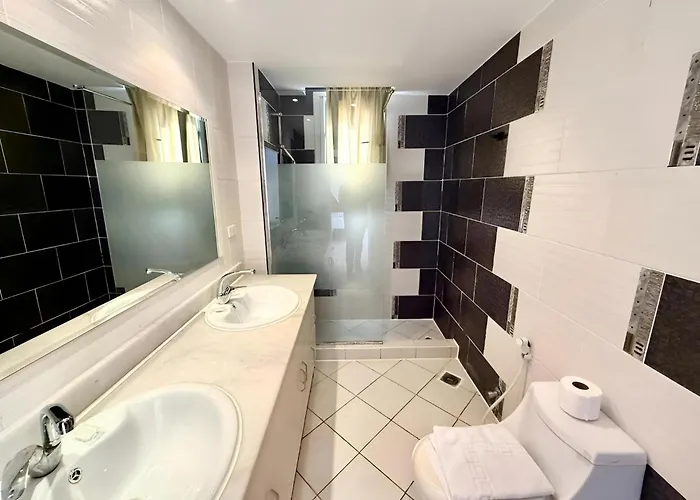 Villa Stunning Pool And Sea View Villa, Al Dora Resort,